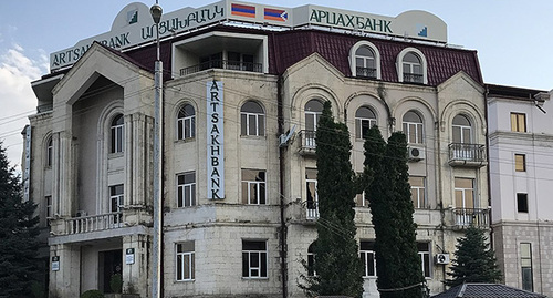 "Арцахбанк". Фото: https://ru.wikipedia.org/wiki/Арцахбанк#/media/Файл:Vue_d'Artsakhbank_à_Stepanakert_(Artsakh)_en_2017.jpg