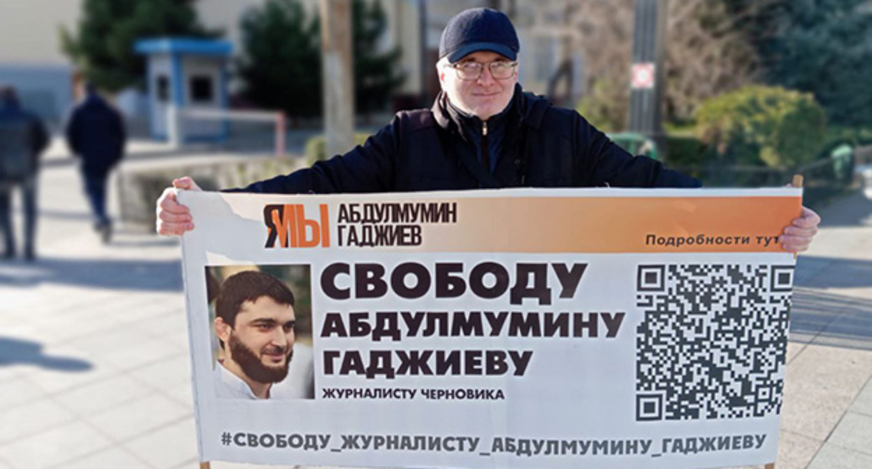 Магомед Магомедов в одиночном пикете. Фото: Телеграм-канал "Черновик" Магомед Магомедов в одиночном пикете. Фото: Телеграм-канал "Черновик"