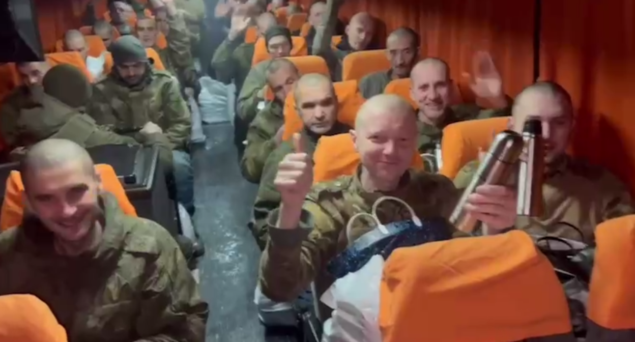Вернувшиеся из плена российские бойцы. Стоп-кадр видео из Telegram-канала Саралиева от 03.01.23, https://t.me/saraliev/1073 Вернувшиеся из плена российские бойцы. Стоп-кадр видео из Telegram-канала Саралиева от 03.01.23, https://t.me/saraliev/1073