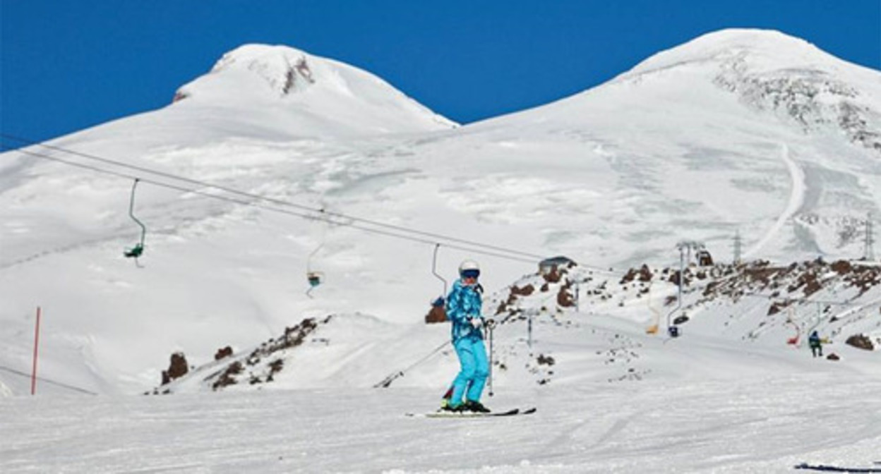 Лыжник на курорте "Эльбрус". Фото: администрация курорта https://t.me/elbrusresort/3519 Лыжник на курорте "Эльбрус". Фото: администрация курорта https://t.me/elbrusresort/3519