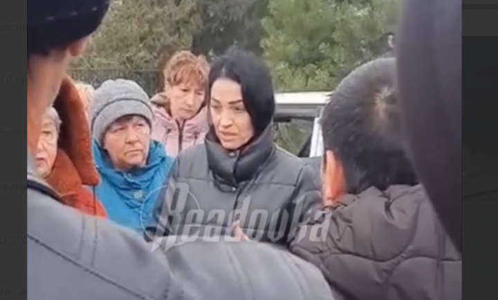 Жители поселка Красный на сходе. Стоп-кадр видео из Telegram-канала Readovka от 04.01.24, https://t.me/readovkanews/71909 Жители поселка Красный на сходе. Стоп-кадр видео из Telegram-канала Readovka от 04.01.24, https://t.me/readovkanews/71909