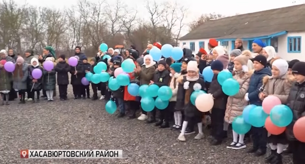 Церемония открытия школы в селе Октябрьское, стоп-кадр видео 
РГВК "Дагестан" https://www.youtube.com/watch?v=VLaruAlA7Qw