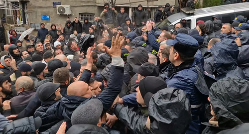 Активисты и сторонники движения "Альт-Инфо" окружили дом Перадзе. 10 января 2024 г. Скриншот видео https://t.me/Tbilisi_life/22484