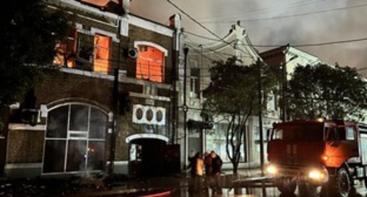 Пожар в здании Центрального выставочного зала в Сухуме. Фото: МЧС Абхазии