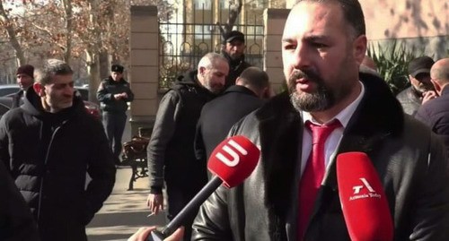 Адвокат родителей погибших солдат Ваан Ованнисян. Скриншот видео Armenia Today https://dzen.ru/a/Y9KG_1jsyW4R5CaB?experiment=948512
