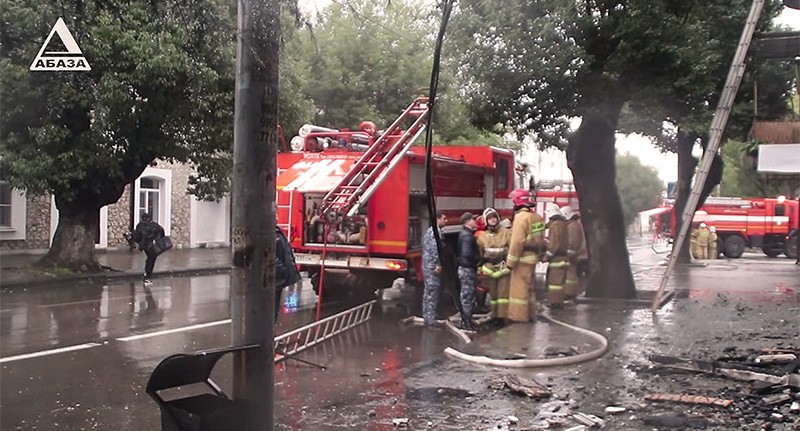 Пожарные в Сухуме во время пожара в Национальной картинной галерее. Кадр из видео https://www.youtube.com/watch?v=4v47njPFbpY Пожарные в Сухуме во время пожара в Национальной картинной галерее. Кадр из видео https://www.youtube.com/watch?v=4v47njPFbpY