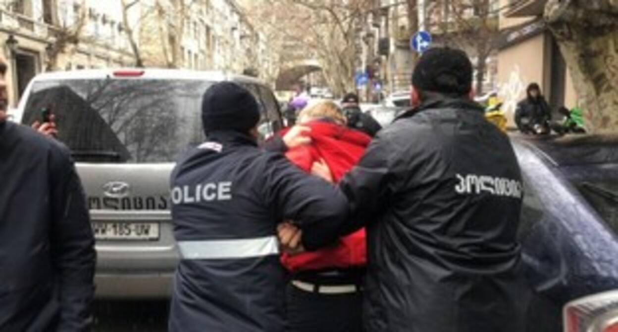 Сотрудники полиции задерживают людей на акции против выселения людей из дома в Тбилиси. 23 января 2024 г. Фото Paper Kartuli, https://t.me/paperkartuli/9649