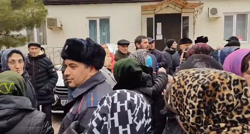 Жители Сепараторного поселка, собравшиеся в знак протеста против переноса поликлиники №8 в Ленинкент. Кадр из видео https://vk.com/wall-74219800_2244191