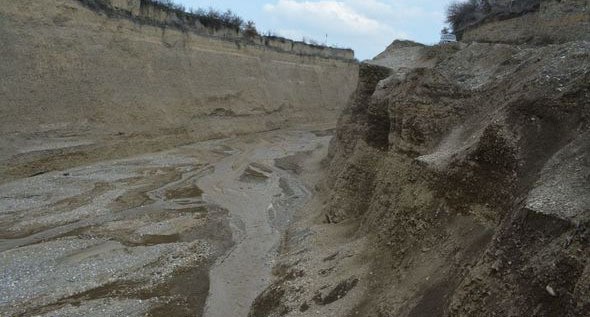 Добыча гравия из реки Супса. Фото: https://ru.oxu.az/society/576065


