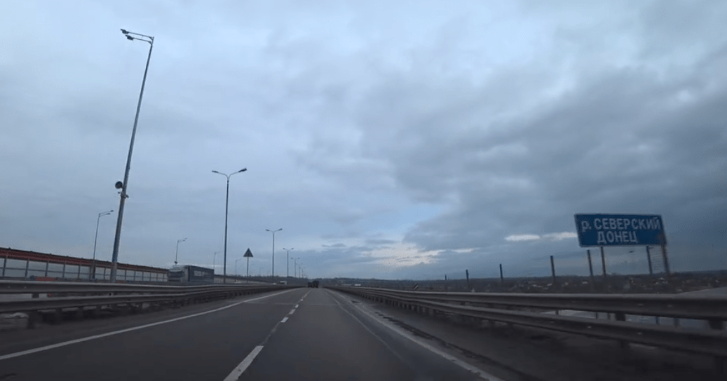 Трасса "Дон" близ Каменск-Шахтинского. Стоп-кадр видео "Счастье не за горами. Нальчик", https://dzen.ru/video/watch/65d3959467762d25b9901a48 Трасса "Дон" близ Каменск-Шахтинского. Стоп-кадр видео "Счастье не за горами. Нальчик", https://dzen.ru/video/watch/65d3959467762d25b9901a48