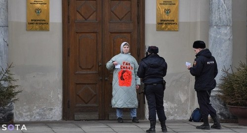 Лена Патяева на одиночном пикете у здания прокуратуры Санкт-Петербурга. 8 марта 2024 года. Фото: Sota https://t.me/sotaproject/76347