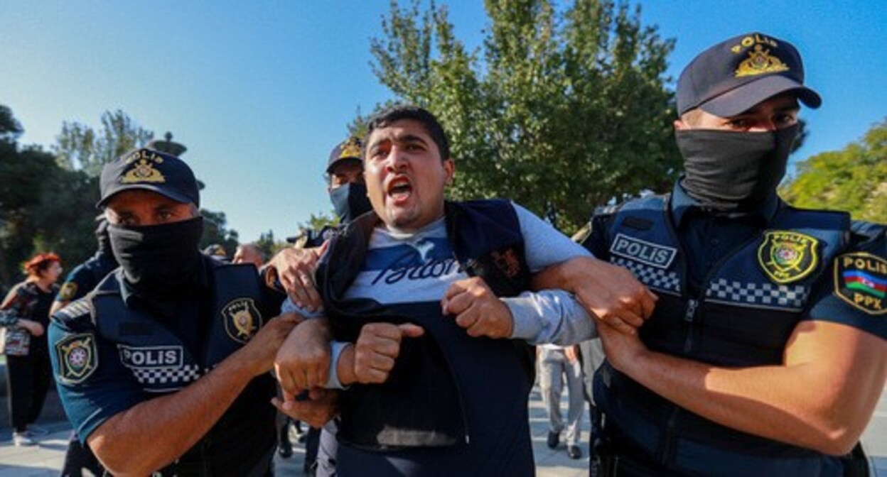 Силовики уводят активиста с места манифестации в Баку. Фото Азиза Каримова для “Кавказского узла”.