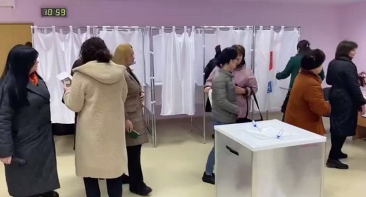 Голосование на избирательном участке. Кадр видео избиркома Северной Осетии https://t.me/ikrso15