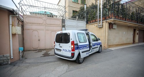 Полицейская машина возле офиса Toplum TV. Фото Азиза Каримова для "Кавказского узла"