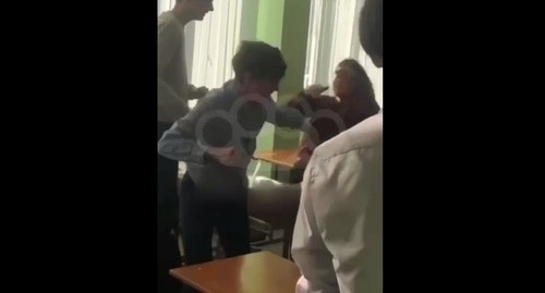 Избиение девочки из Дагестана в школе Санкт-Петербурга. Кадр видео, опубликованного изданием "Новое дело" https://t.me/novoedelo/
