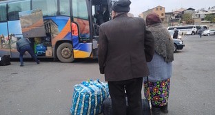 Беженцы из Нагорного Карабаха перед посадкой в автобус. Фото: Армине Мартиросян для "Кавказского узла".