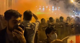 Силовики применили газ против протестующих в Тбилиси, стоп-кадр видео sotavision https://www.youtube.com/watch?v=KdZ8KbZA1Yk&t=314s