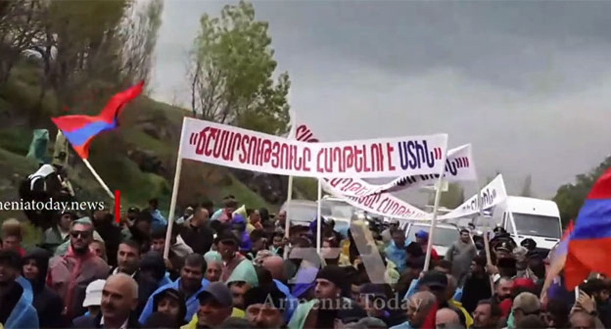 Активисты движения «Тавуш во имя Родины» во время шествия к Еревану. 7 мая 2024 г. Скриншот видео Armenia Today https://www.youtube.com/watch?v=kbVx0pasTCw
