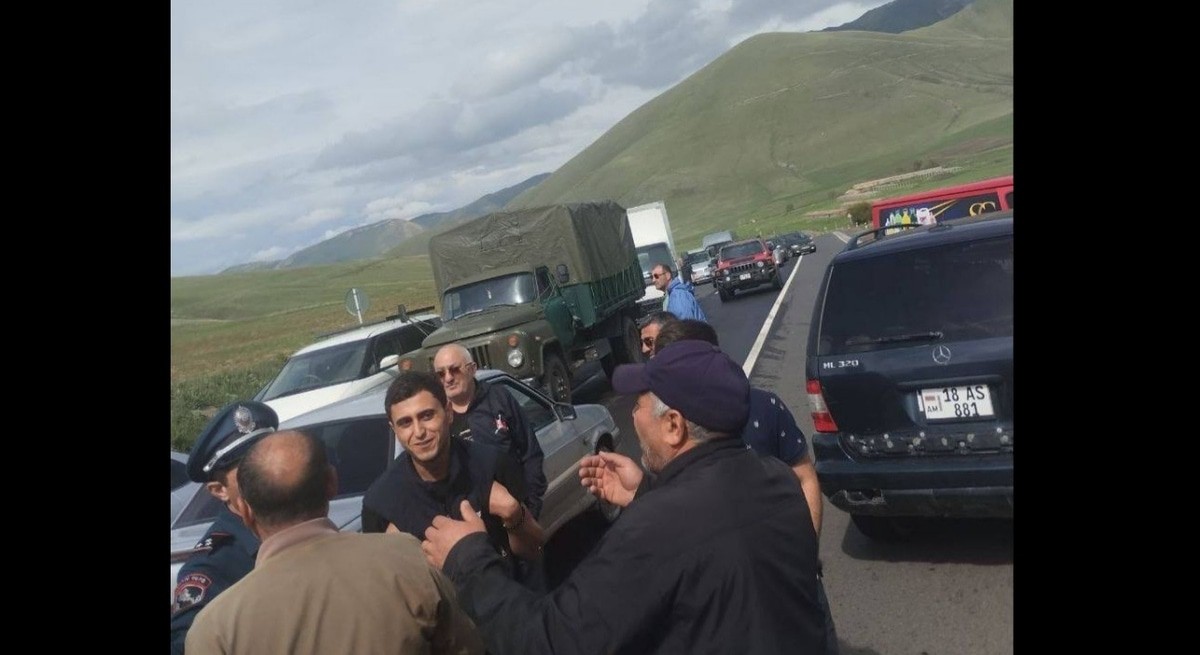 Участники акции протеста на трассе Спитак - Ереван. Фото: Aysor.am https://www.aysor.am/ru/news/2024/05/11/%D0%B0%D0%BA%D1%86%D0%B8%D0%B8-%D0%BD%D0%B5%D0%BF%D0%BE%D0%B2%D0%B8%D0%BD%D0%BE%D0%B2%D0%B5%D0%BD%D0%B8%D1%8F/2274602 Участники акции протеста на трассе Спитак - Ереван. Фото: Aysor.am https://www.aysor.am/ru/news/2024/05/11/%D0%B0%D0%BA%D1%86%D0%B8%D0%B8-%D0%BD%D0%B5%D0%BF%D0%BE%D0%B2%D0%B8%D0%BD%D0%BE%D0%B2%D0%B5%D0%BD%D0%B8%D1%8F/2274602