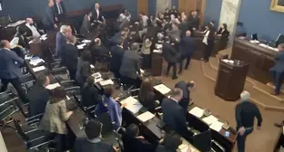 Драка в парламенте Грузии из-за законопроекта об иноагентах. 5 мая 2024 г. Скриншот видео с камеры видеонаблюдения в парламенте Грузии