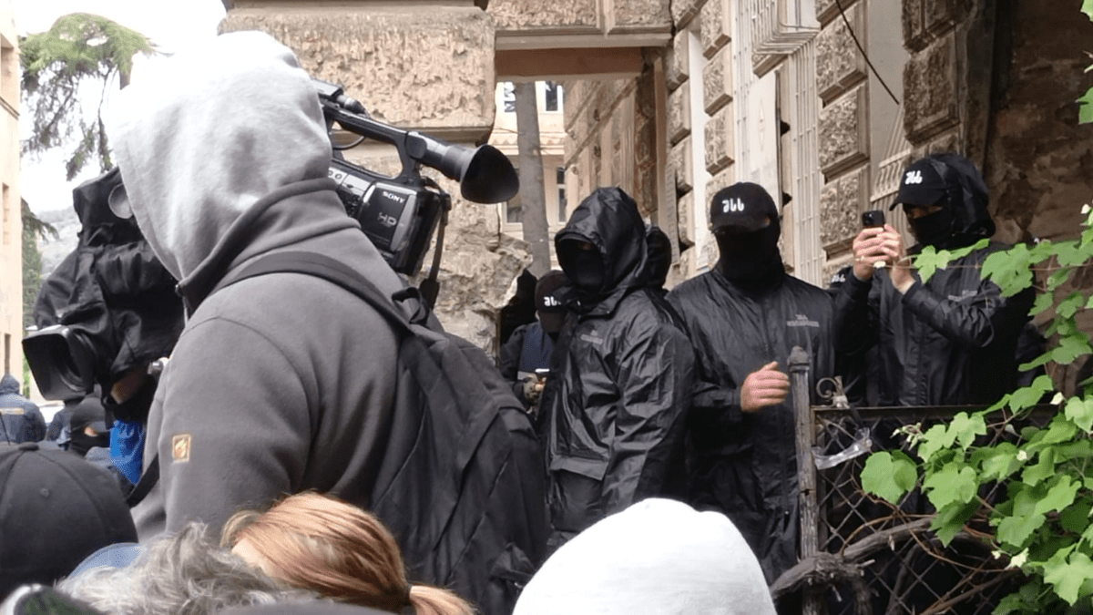 Сотрудники правоохранительных оранов во время акции протеста. Тбилиси, 15 мая 2024 г. Фото Инны Кукуджановой для "Кавказского узла" Сотрудники правоохранительных оранов во время акции протеста. Тбилиси, 15 мая 2024 г. Фото Инны Кукуджановой для "Кавказского узла"