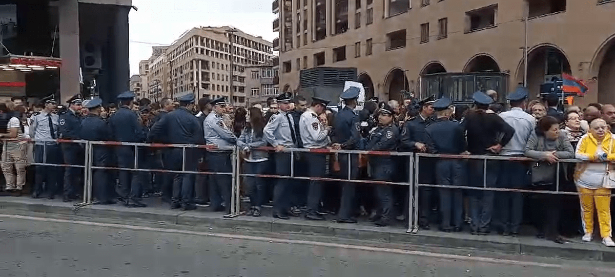 Сотрудники правоохранительных органов на площади Свободы. Ереван, 15 мая 2024 г. Фото Армине Мартиросян для "Кавказского узла" Сотрудники правоохранительных органов на площади Свободы. Ереван, 15 мая 2024 г. Фото Армине Мартиросян для "Кавказского узла"