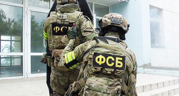Сотрудники ФСБ. Фото: facebook.com/FsbCsn принадлежит компании Meta деятельность которой запрещена в России Сотрудники ФСБ. Фото: facebook.com/FsbCsn принадлежит компании Meta деятельность которой запрещена в России