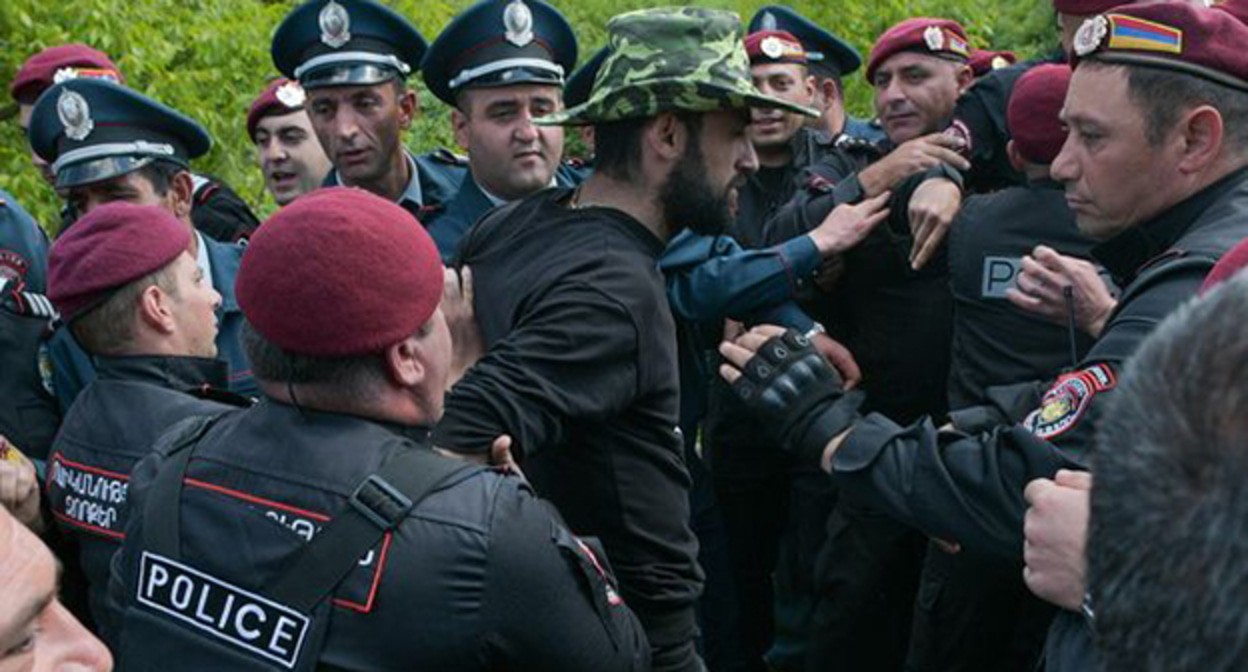 Силовики задержали активистов у въезда в Киранц. 20 мая 2024 г. Фото: regnum.ru https://regnum.ru/news/3890139