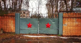 Ворота воинской части, фото: Елена Синеок, "Юга.ру"