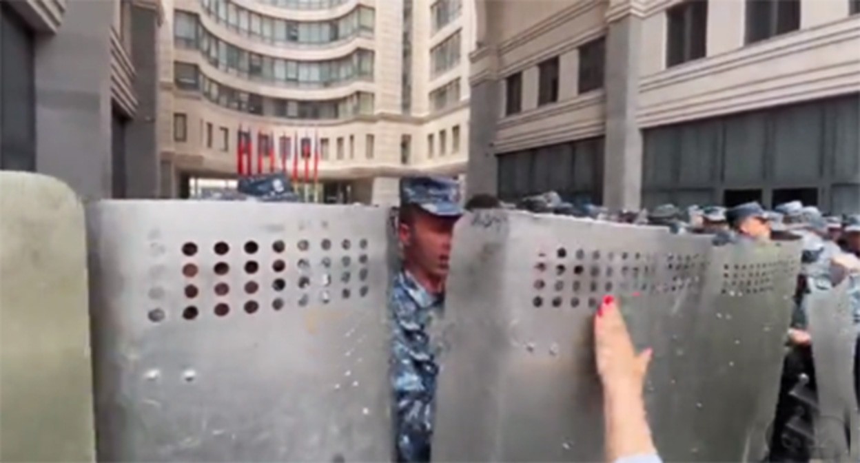 Столкновение участников акции протеста с полицией. Ереван. Скриншот видео от 31.05.2024 г. Телеграм канал Apanews t.me/apanewsrus/13474
