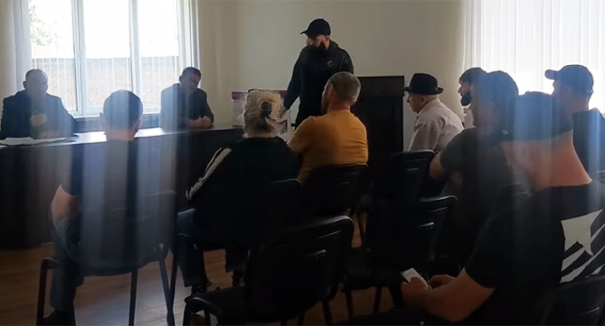 Отчет ИГ перед жителями села по вопросу стройки мусоросортировочного комплекса в селе Урвань. Май 2024 г. Скриншот видео пользователя
Хацуков Зураб https://www.youtube.com/watch?v=bOJpKE_NKRg