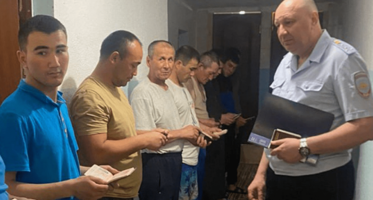 Проверка документов у мигрантов. Скриншот фото из Telegram-канала "Донская полиция" от 16.04.24, https://t.me/gumvdro/245
