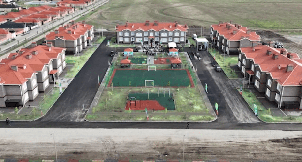 Жилье для палестинских беженцев в Грозном. Стоп-кадр видео из Telegram-канала Ахмеда Дудаева от 29.06.24, https://t.me/akhmeddudaev/3449
