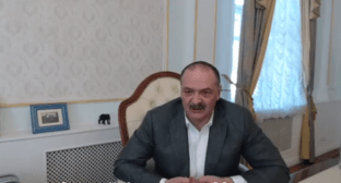 Меликов на совещании с чиновниками. Стоп-кадр видео 