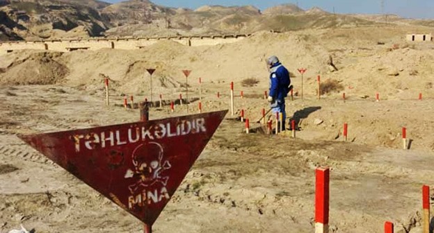 Разминирование в Карабахе. Фото: https://www.azerbaycan24.com/en/eu-allocates-2-5-million-euros-to-azerbaijan-mine-action-agency/ Разминирование в Карабахе. Фото: https://www.azerbaycan24.com/en/eu-allocates-2-5-million-euros-to-azerbaijan-mine-action-agency/
