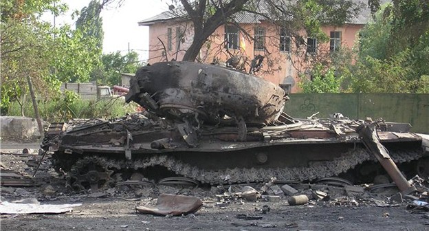 Уничтоженный Т-72 грузинской армии в Цхинвали Уничтоженный Т-72 грузинской армии в Цхинвали