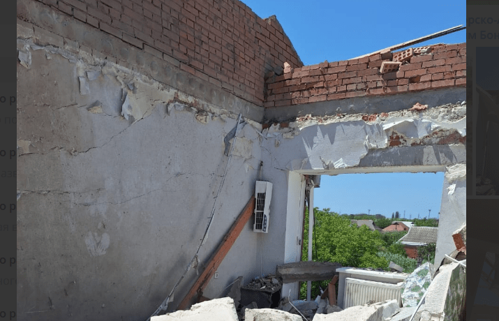 Состояние одной из квартир после атаки дронов. Скриншот фото из Telegram-канала администрации Приморско-Ахтарского района от 08.07.24, https://t.me/ahtari_rayon/10905 Состояние одной из квартир после атаки дронов. Скриншот фото из Telegram-канала администрации Приморско-Ахтарского района от 08.07.24, https://t.me/ahtari_rayon/10905