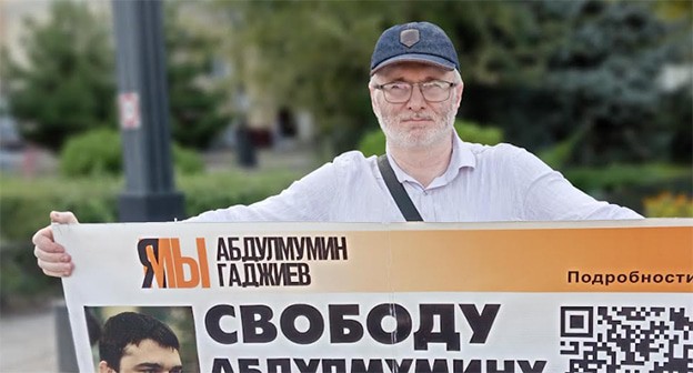 Магомед Магомедов во время пикета. Махачкала, 2 сентября 2024 г. Фото корреспондента "Кавказского узла" Магомед Магомедов во время пикета. Махачкала, 2 сентября 2024 г. Фото корреспондента "Кавказского узла"