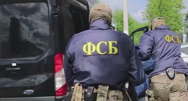 Сотрудники ФСБ во время задержания. Скриншот видео https://www.youtube.com/watch?app=desktop&v=2EoJgd8GOjw Сотрудники ФСБ во время задержания. Скриншот видео https://www.youtube.com/watch?app=desktop&v=2EoJgd8GOjw