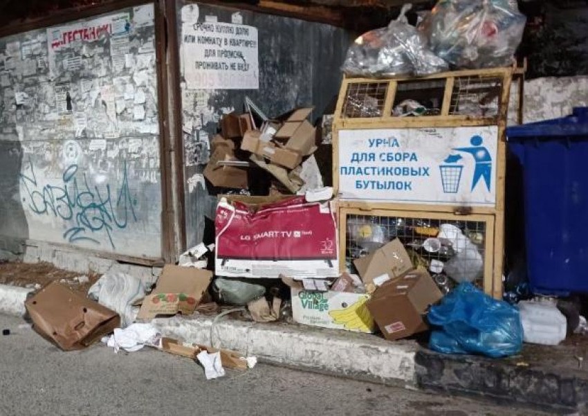 Мусорная свалка на улицах Геленджика. Фото: https://bloknot-gelendzhik.ru/news/letniy-sezon-zakonchilsya-a-musor-prodolzhaet-zapo-152161 Мусорная свалка на улицах Геленджика. Фото: https://bloknot-gelendzhik.ru/news/letniy-sezon-zakonchilsya-a-musor-prodolzhaet-zapo-152161