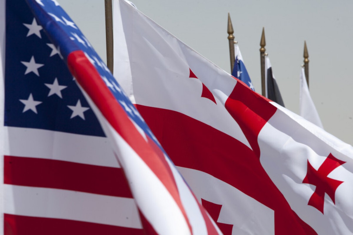 Флаги США и Грузии. Фото: apa.az https://ru.apa.az/america/ssa-zamorozili-pomoshh-gruzii-579512 Флаги США и Грузии. Фото: apa.az https://ru.apa.az/america/ssa-zamorozili-pomoshh-gruzii-579512