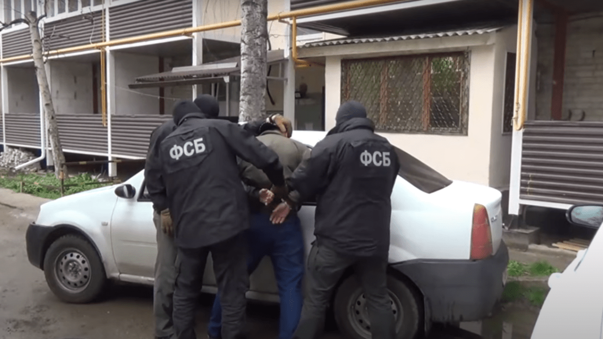 ФСБ задерживает подозреваемого. Скриншот видео https://youtu.be/-_LDs5-jIlQ ФСБ задерживает подозреваемого. Скриншот видео https://youtu.be/-_LDs5-jIlQ