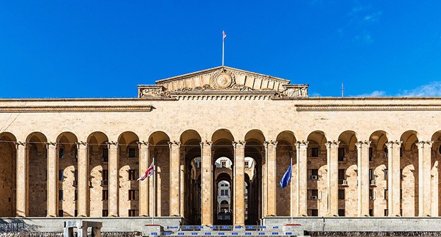 Здание правительства Грузии в Тбилиси. Фото: Diego Delso https://ru.wikipedia.org/ Здание правительства Грузии в Тбилиси. Фото: Diego Delso https://ru.wikipedia.org/