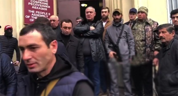 Участники акции протеста в Абхазии. 18 ноября 2024 г. Скриншот видео https://t.me/respublicaabh Участники акции протеста в Абхазии. 18 ноября 2024 г. Скриншот видео https://t.me/respublicaabh