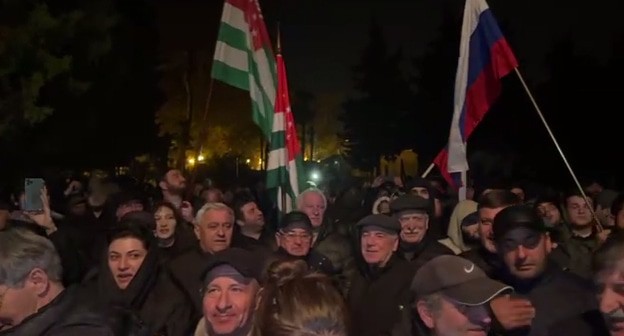 Участники акции протеста в Сухуме. 18 ноября 2024 г. Скриншот видео https://t.me/respublicaabh Участники акции протеста в Сухуме. 18 ноября 2024 г. Скриншот видео https://t.me/respublicaabh