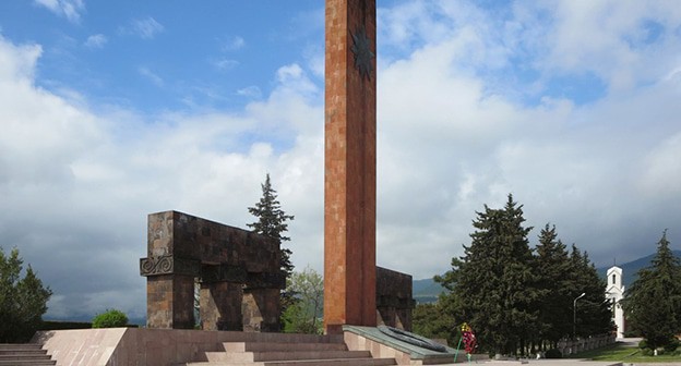 Мемориальный комплекс в Ханкенди. Фото: David Stanley https://ru.wikipedia.org/ Мемориальный комплекс в Ханкенди. Фото: David Stanley https://ru.wikipedia.org/