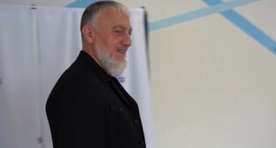 Адам Делимханов, стоп-кадр видео https://www.youtube.com/watch?v=-8-wQQIbsJs