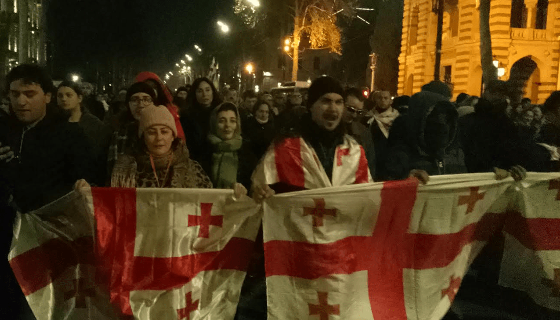 Участники акции протеста в Тбилиси. Фото Беслана Кмузова от 23.12.25 для "Кавказского узла".
