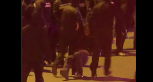 Сотрудники полиции задерживают активиста. Тбилиси, 2 февраля 2025 г. Скриншот видео https://t.me/Tbilisi_life