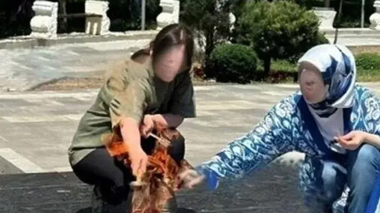 Девушки варят кофе над Вечным огнем в Махачкале. Фото: Верховный суд Республики Дагестан/"ВКонтакте"